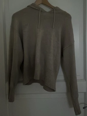beige stickad hoodie - snygg beige stickad hoodie i strl 158/164