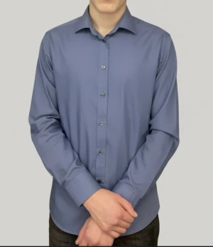 Eton skjorta blå - Väldigt snygg Eton skjorta i en lite mörkare blå färg. Skjortan är i nytt skick och har inga större tecken på användning🤌🙌 storleken är 42 slim 16 1/2 och sitter rätt bra på mig som är 188cm✅😁 vid frågor/prisförslag tveka inte med att höra av dig. OBS följare för alltid bättre priser😇.      Kolla även in min profil för mer skjortor och andra exklusiva plagg för riktigt schyssta priser🤌🫡