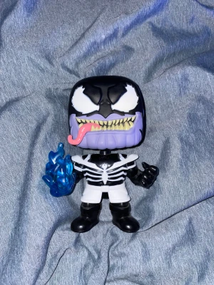 Venom Thanos med bubble-head - Den har ett skakande huvud och är i fint skick