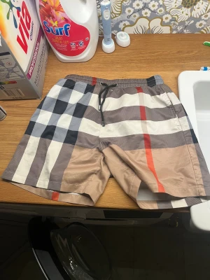 Burberry shorts - Säljer ett par burberry shorts. Riktigt fint skick, Har någon smuts fläck i bak men d går bort i tvätten. Storelek S            Kom privat vid frågor å funderingar😊