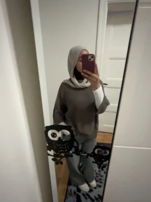 Oversized brun stickad tröja + grå jeans - Säljer en oversized brun stickad tröja med breda ärmar och avslappnad passform. Tröjan har en enkel, ribbad struktur och är perfekt för lager-på-lager-stil. Passar dig som gillar en chill och bekväm look. Och jeanen är lätt och fin, passar bra till breda höfter samt vanliga. Bekväma med fin stil och sort. !JAG SÄLJER BÅDA SAMTIDIGT! man kan EJ köpa bara en del.