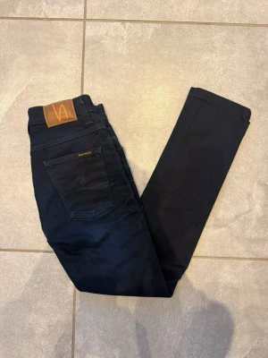 Nudie jeans - Supersnygga jeans från Nudie! Bästsäljarmodellen Grim tim i storlek 30/34. Nypris 1600kr. Jättefint skick utan tecken på användning . Hör gärna av dig med frågor eller funderingar. 