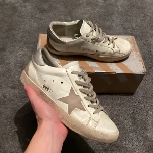 Golden Goose Skor - Säljer ett par riktigt feta Golden Goose Skor i bra skick. Skorna är i Strl 41, och passar perfekt till alla outfits.                                                                          NYTT PRIS: 5995 kr  MITT PRIS: 1599 kr                            Inget og tillkommer. Tveka inte på att höra att höra av dig vid minsta lilla fundering!💛