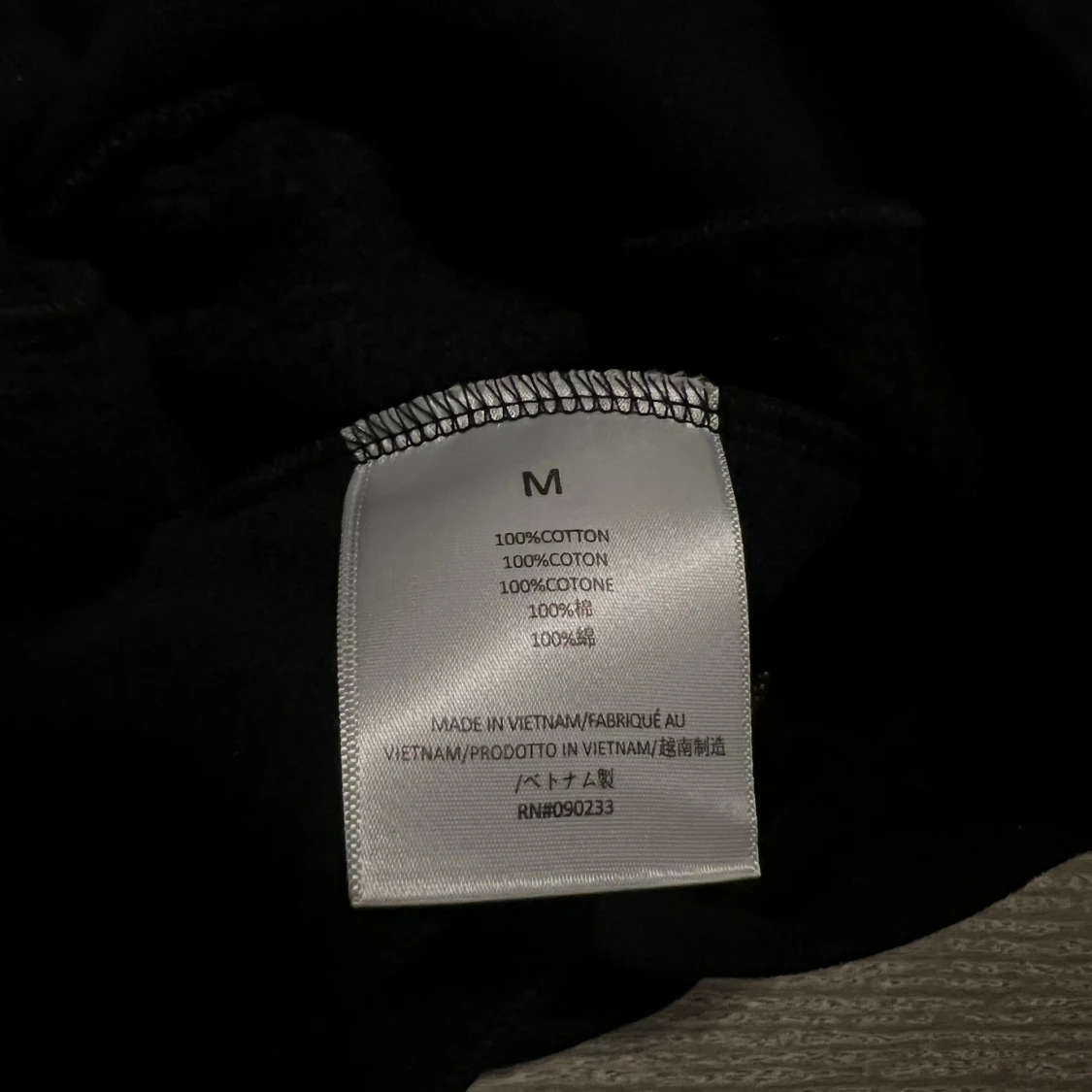 Svart hoodie från Fear of God Essentials - 2