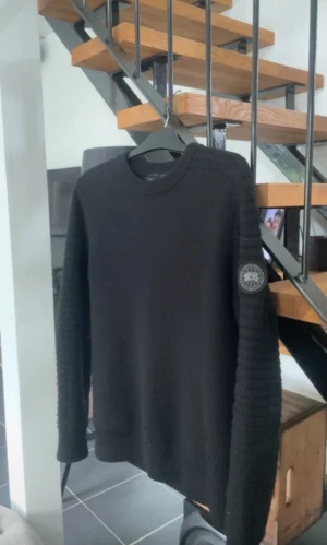 Canada Goose stickad  - Tjena! Säljer en sjukt fräsch och stilig Canada Goose stickad tröja i bra skick. Perfekt nu när de är kallt ute, den värmer på bra.  pris kan diskuteras 