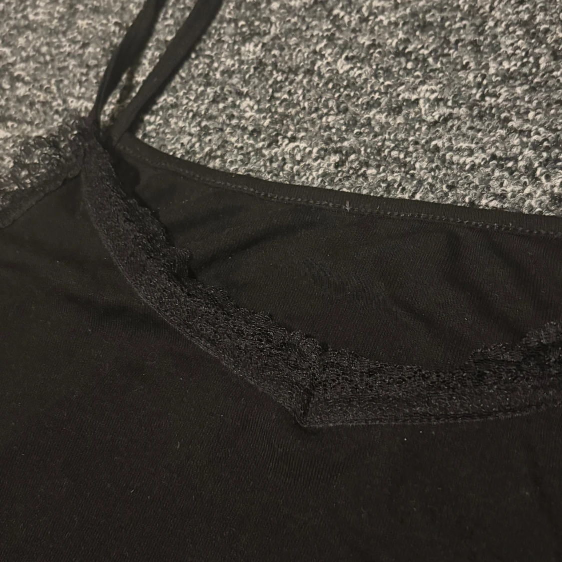 Svart linnetopp med spetskant - 1