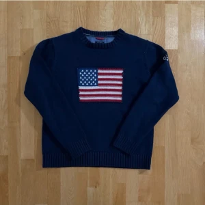 Mörkblå GANT USA stickad tröja - Säljer denna väldigt stilrena stickade Gant tröjan. Storlek M men passar även lite mindre. Kom med bud eller skriv om du har någon fråga!