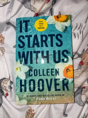 It Starts With Us - Fortsättningen av den virala boken ”It Ends With us” HANDLAR OM KÄRLEK OCH DRAMA  Rekommenderar starkt. Mer frågor? Kontakta mig