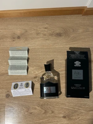 Creed Aventus 100ml Eau de Parfum - Creed Aventus Eau de Parfum, 100ml, tillverkad i Frankrike. Ingredienser: alkohol, parfym, aqua/water, limonene, linalool, citronellol, citral, hydroxycitronellal, butyl methoxydibenzoylmethane, ethylhexyl methoxycinnamate m.fl. Lyxig och ikonisk doft för dig som vill sticka ut.