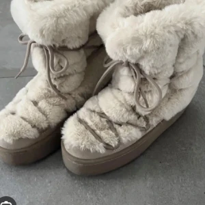 Gosiga hm boots - Så söta vinterskor! Dem liknar en av inukiis modeller väldigt mycket, och dom är jätte varma 💗 passar perfekt nu i vinter! Så sköna och i bra skick! Inga defekter! Skriv för fler bilder