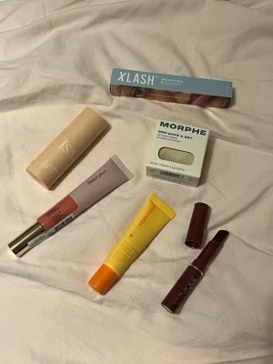Blandat smink! - Produkter jag har fått i min julkalender, alla är oöppnade! Skriv för att endast köpa enstaka, priset är paket pris! 💕ord. pris för allt 1000kr!                                            Xlash mascara❌SÅLD Morphe mini bake & set powder Isadora highlight stick - sparkling beige  BeautyAct liquid blush- berry dreams  Clinique Almost Lipstick Luxury sample - black honey  I love olehenriksen lip treatment - citrus  