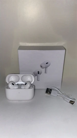 AirPods Pro - Snygga och trådlösa AirPods Pro med laddningsetui och USB-kabel. Hörlurarna är i vitt och ser ut att vara i gott skick utan synligt slitage. Perfekt för musik, samtal och brusreducering. Originalförpackning medföljer. Helt ny skick har många par inne så den som köper får ett helt oöppnat paket😁
