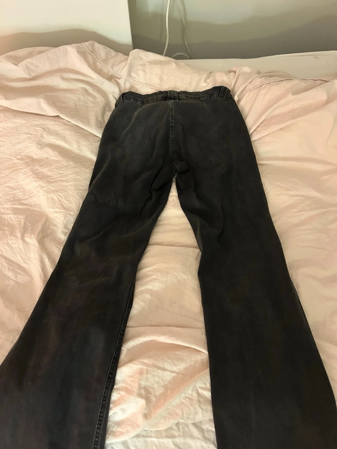 Svarta bootcut jeans utan bakfickor och coola framfickor  - 2