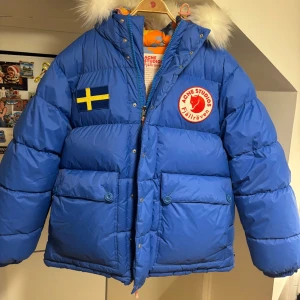 Acne X Fjällräven jacka  - Acne Studios X Fjällräven expedition jacket. Helt ny. Blå med logga framtill och reflex på ryggen. Så snygg passform! Storlek: M (herr). Nypris: 12.000kr.💙