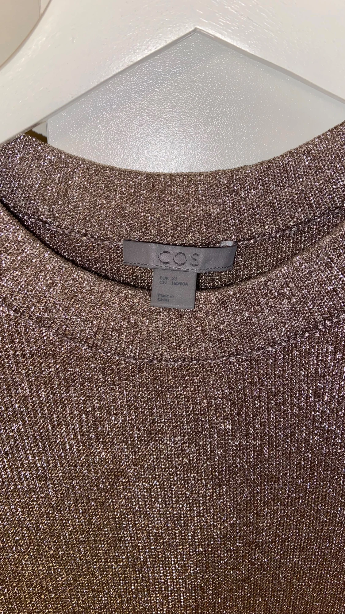 Glittrig champagne/lilafärgad topp från COS - 2