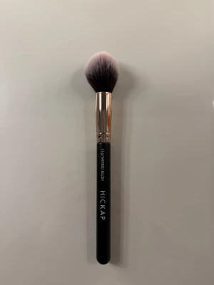 Hickap 114 tapered blush - Perfekt borste för puder blush. Köptes i november. Hör gärna av dig vid frågor❤️ Nypris: 139 kr