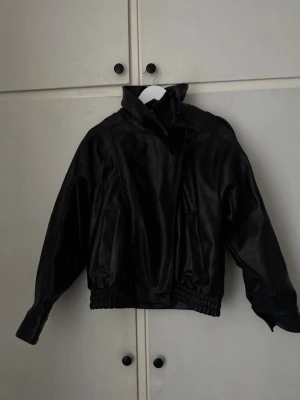 Populär skinnjacka från Zara - Säljer nu denna populära och coola skinnjackan från ZARA då jag inte får någon användning av den🥰🩷inga tecken på användning utan endast testad!! Passar både XS och S!!