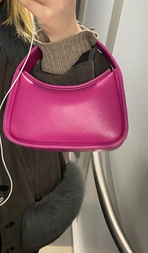 Stand studio Minnie väska - Superfin rosa väska från stand studio. Se bilderna för skick! Obs har ej original kedjan (silver) men man får med en guldig stand studio kedja! 