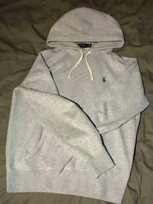 Ralph Lauren Hoodie - Jätte fin Ralph lauren hoodie. Bra skick och inga defekter alls. Storlek S. Pris kan diskuteras!