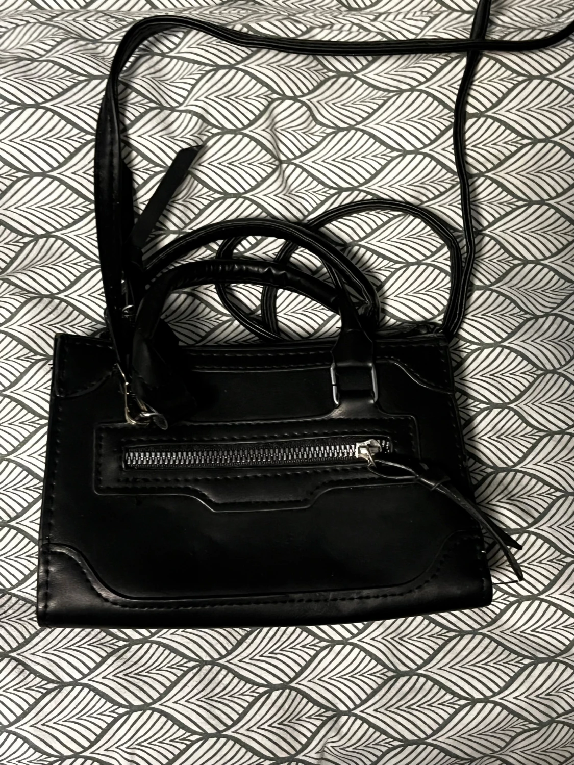 Svart axelväska med dragkedja