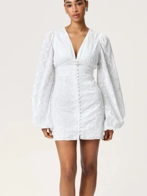 Vit adoore klänning🩷 - Så fin klänning från adoore. Perfekt till studenten eller sommarn!! Använd fåtal gånger och utan defekter! Storlek 36🫶🏼Nypris: 1495kr