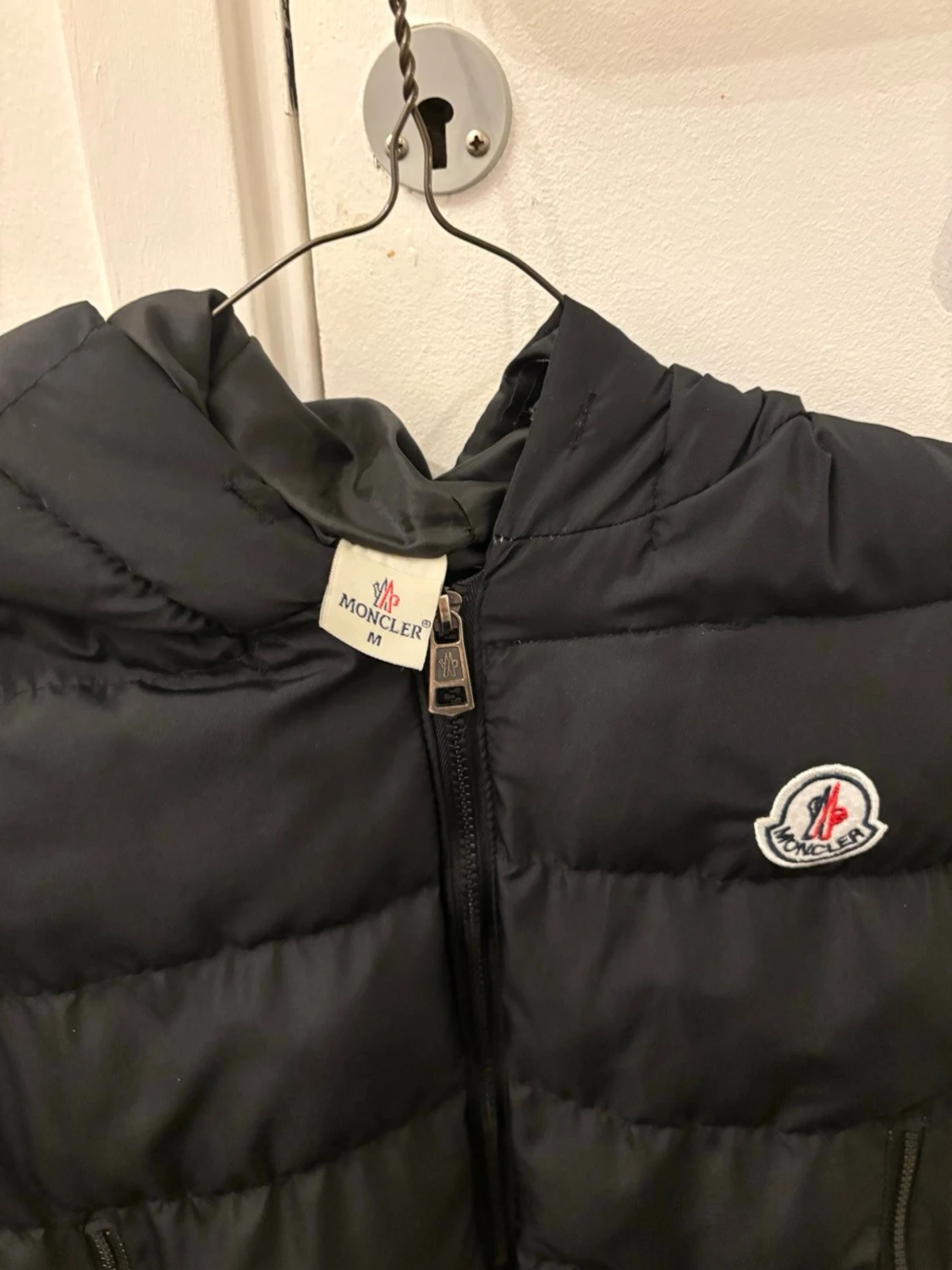 Svart dunväst från Moncler med huva - 1