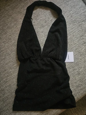 Ny subdued festtopp - Helt ny festtopp från subdued! Glittrig halterneck med låg rygg. Prislapp kvar, finns inte längre att köpa 🌸
