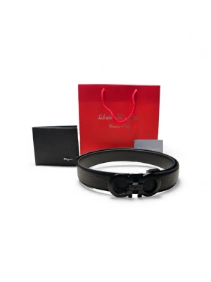 Bälte- Feregam🅾️ - Säljer en svart väst från Salvatore Ferragam🅾️i exklusivt italienskt skinn. Bältet  har en stilren design med slät yta och ett elegant spänne med Ferragam🅾️-logga i metall. Perfekt för dig som gillar lyxiga detaljer och klassisk stil.