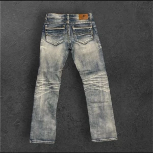 Vintage smog jeans - Tjena! Säljer mina vintage smog jeans i en otroligt snygg tvätt för en fin vintage look. Brallorna är i nytt skick och inga defekter, dem har en regular fit passform som är otroligt skön på benen. Vid fler frågor är de bara att skriva🪐💫 strl W31/L30 