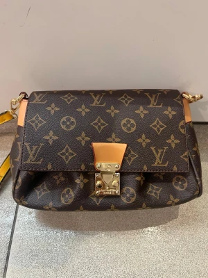 Brun quiltad handväska med nitar - Snygga väskan 