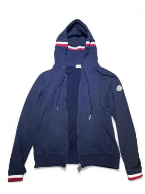 Moncler Magila Cardigan kofta - Använd Moncler Magila Caridgan kofta i färgen marinblå! Lite solblekt, men inga jack eller hål! 