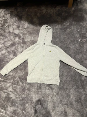 Grå LYLE & SCOTT hoodie - Grå lyle & scott hoodie 12-13 år