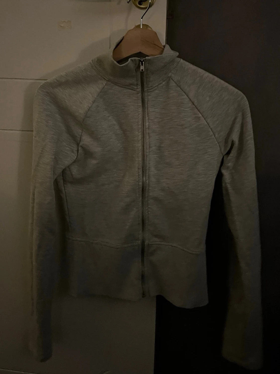 Grå ziptröja med ståkrage