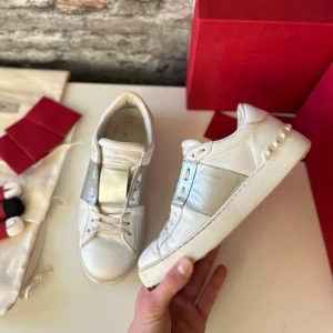 Valentino Open skor - Mycket bra skick, lite små tecken på användning men inga stora märken eller sådant. Nypris ca 5000kr. Storlek 37.  Skopåse+extra snören medföljer. Självklart äkta - kolla bara recensionerna! Skriv för mer information🤝