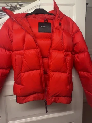 Peak Performance Rivel Down Jacket Dam Röd - En riktigt fin dunjacka från Peak Performance perfekt inför en kall vinter, inga tecken på tidigare användning och är bara andvänd ett fåtal gånger. Köpt för 3000:- Nypris vid lansering 4000-4500:-. Priset kan diskuteras. Hör av er vid frågor eller eventuella bud. 🤗