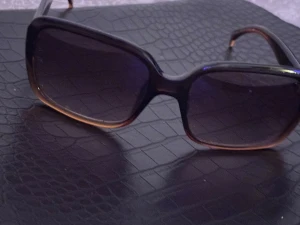 Giorgio Armani solglasögon  - ett par solglasögon från Giorgio Armani med mörka glas och bruna bågar. Pris kan diskuteras 