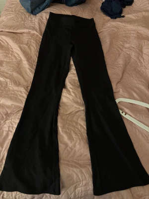 Svarta bootcut byxor från Gina Tricot - Svarta bootcut byxor från Gina Tricot i storlek XS.