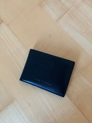 Tiger of Sweden plånbok - Svart snygg populär Tiger of Sweden plånbok i ytterst fint skick! Grymt snygg och inga som helst defekter!