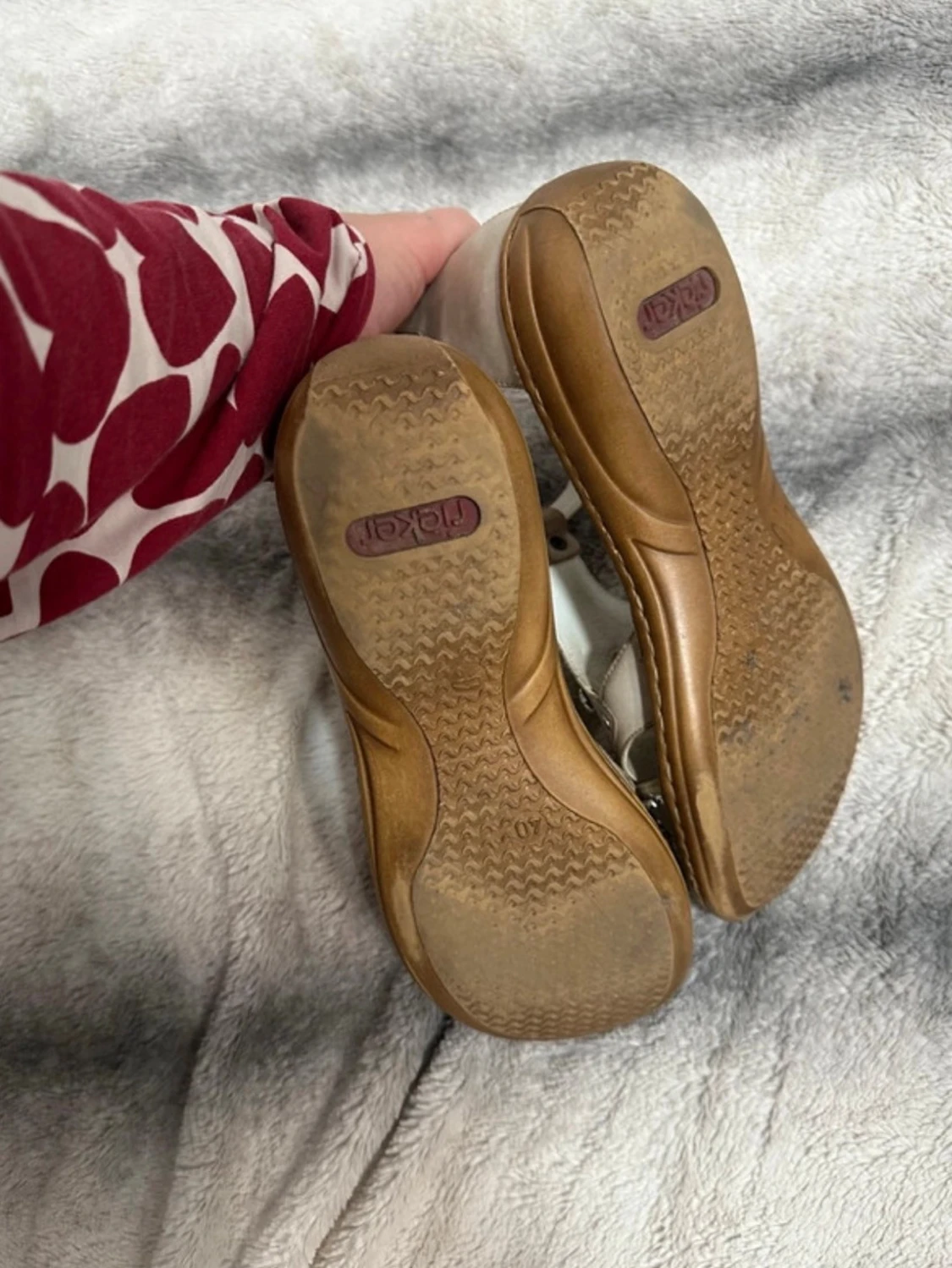 Beige sandaler med silverdetaljer från Rieker - 2