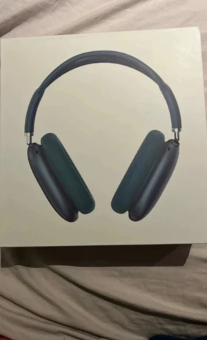 Max - Max hörlurar i blå färg, komplett med originalförpackning, laddkabel, fodral och manual. Hörlurarna ser ut att vara i mycket gott skick utan synligt slitage. Premium ljud, aktiv brusreducering och trådlös anslutning för bästa musikupplevelse.