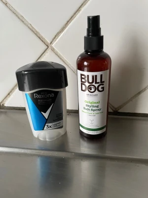 Bull dog Saltspray +Rexona deo allt oöppnats - Bilderna visar en Rexona Men Maximum Protection deodorant och en Bulldog Original Styling Salt Spray, men ingen av produkterna är smink eller tillhör någon av de angivna sminktaxonomierna.