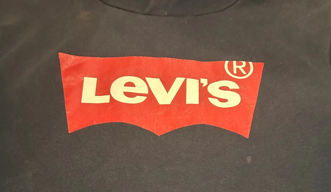 Mörkblå Levi's hoodie med röd logga - 1