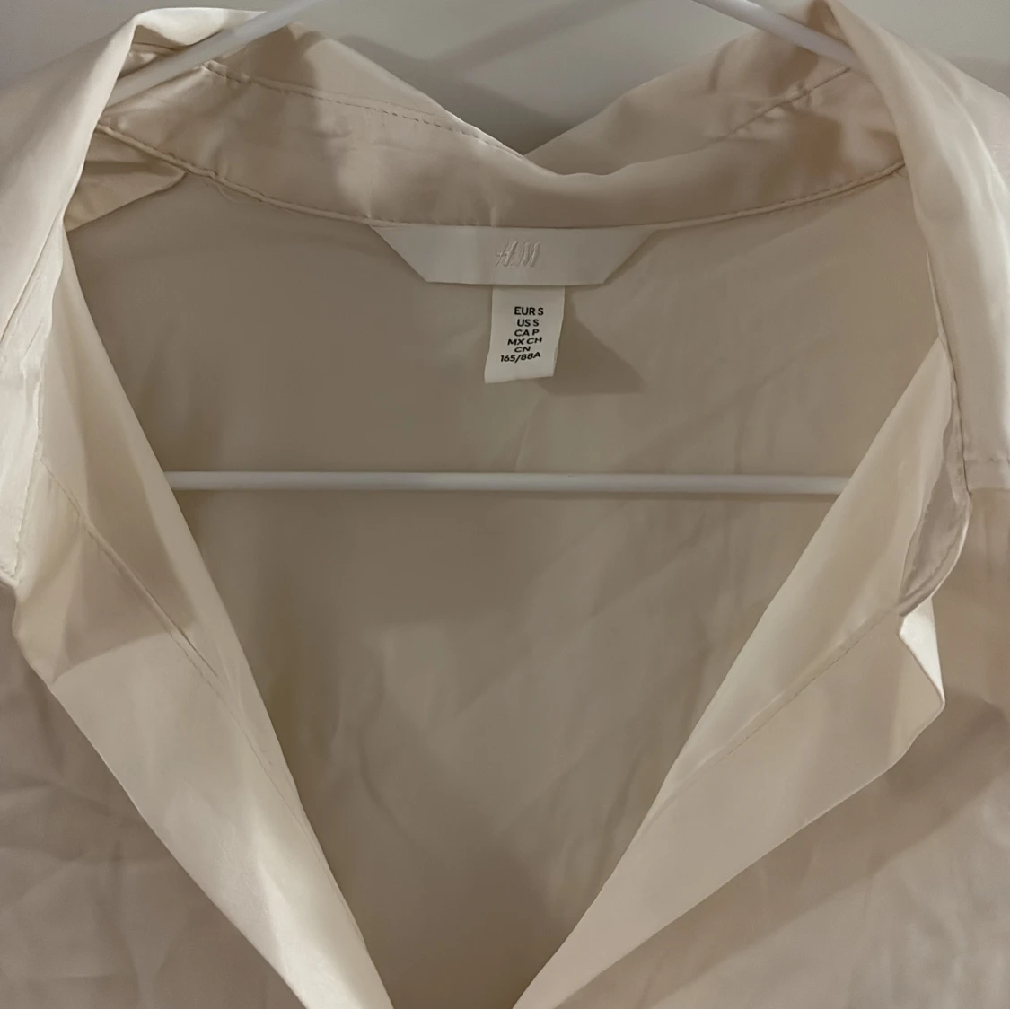 Krämvit figurnära skjorta från H&M - 1