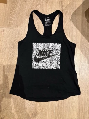 Svart träningslinne, Nike - Säljer ett lila och ett svart i samma modell. 