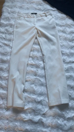 Vita kostymbyxor från bikbok  - jag säljer mina vita kostym byxor från bikbok, dom är storlek 38. Har använt dom ungefär 3/4gånger så väldigt väldigt bra skick