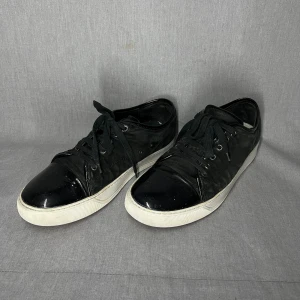 Lanvins Svarta - Fina Lanvins i bra skick! Lite smutsiga men går att tvätta! Skulle säga 7/10 då ilägget är bytt och lite gulnad på sulan. Storlek 44-45