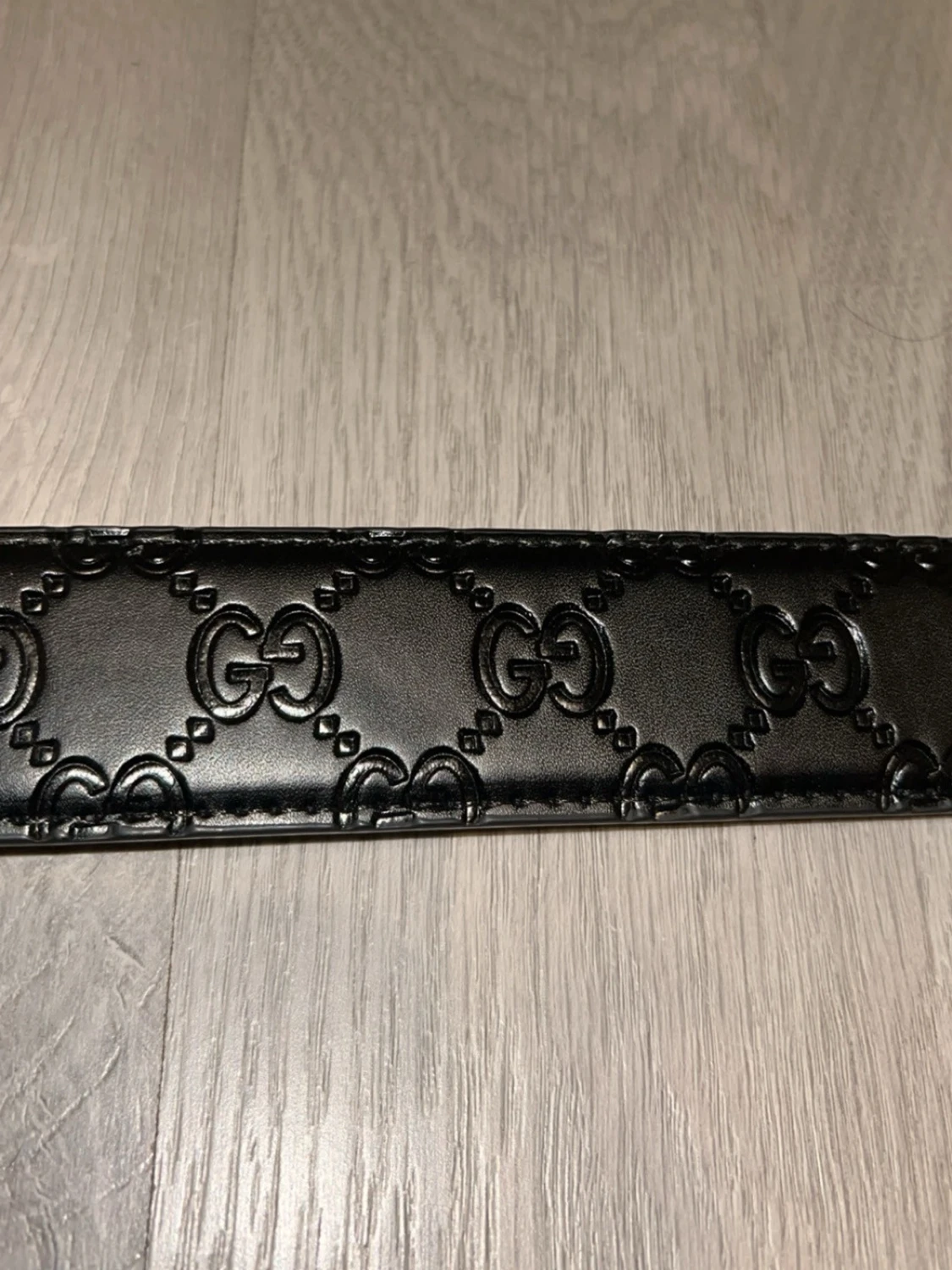 Svart bälte med 2 st g i framsidan  - 2