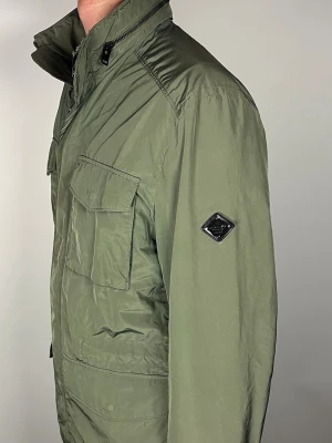 J.Lindebeeg field jacket - Säljer en riktigt snygg och trendig J.Lindeberg field jacket i fint skick, storlek M, vid frågor är det bara att skriva //Gramenti