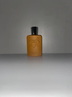 Parfums de Marly althair finns kvitto  - Stilren parfym från Parfums de Marly Paris med unik design. Tillverkad i Frankrike. Perfekt för dig som vill sticka ut och ha något exklusivt i samlingen. Skicka för att prata pris. Är mer öppen vid priset vid snabb handel