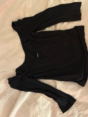 Öppen rygg T-shirt  - Öppen rygg svart T-shirt 